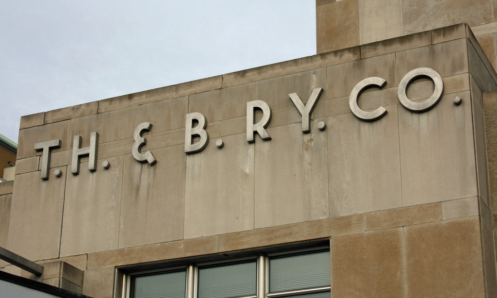 Exterior Art Deco signage - Flickr Richard Spiegelman