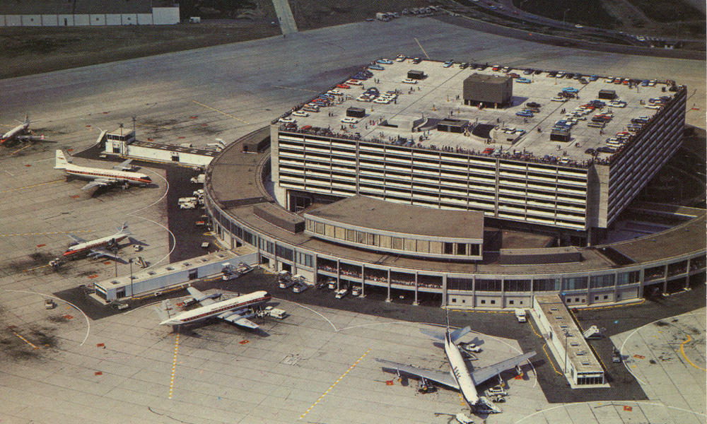 1960s - YYZ Terminal 1 Aeroquay, with BOAC Boeing 707, TCA Vickers Viscounts and Vanguards - Airchive