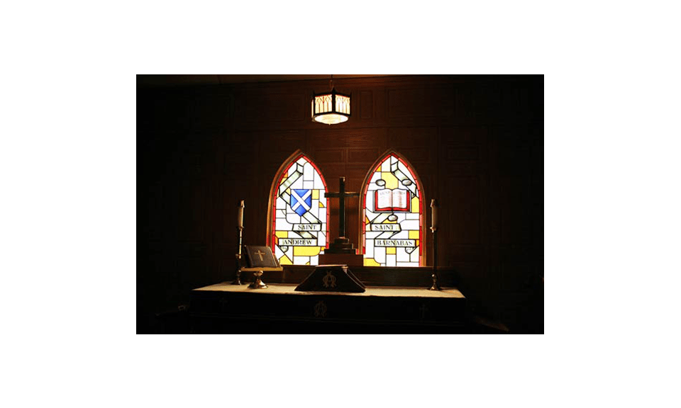Stained glass windows in the older chapel recognizing the two parishes (© Andrew Foot - International Metropolis)