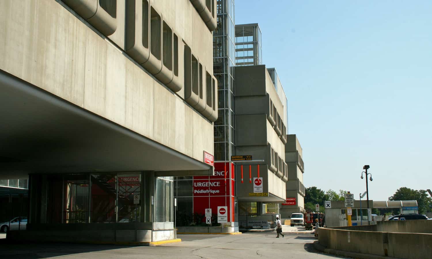 Main entry into the Children's Hospital off of University Avenue