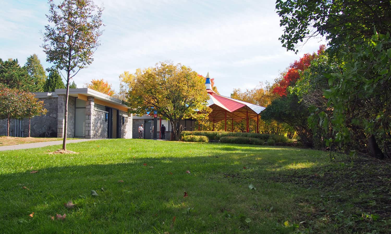 Washroom and refreshment pavilions in context