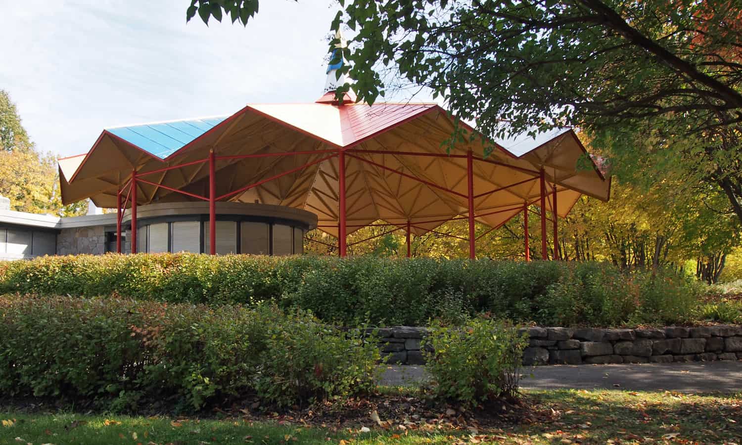 Approaching the pavilion with the freestanding refreshment stand visible