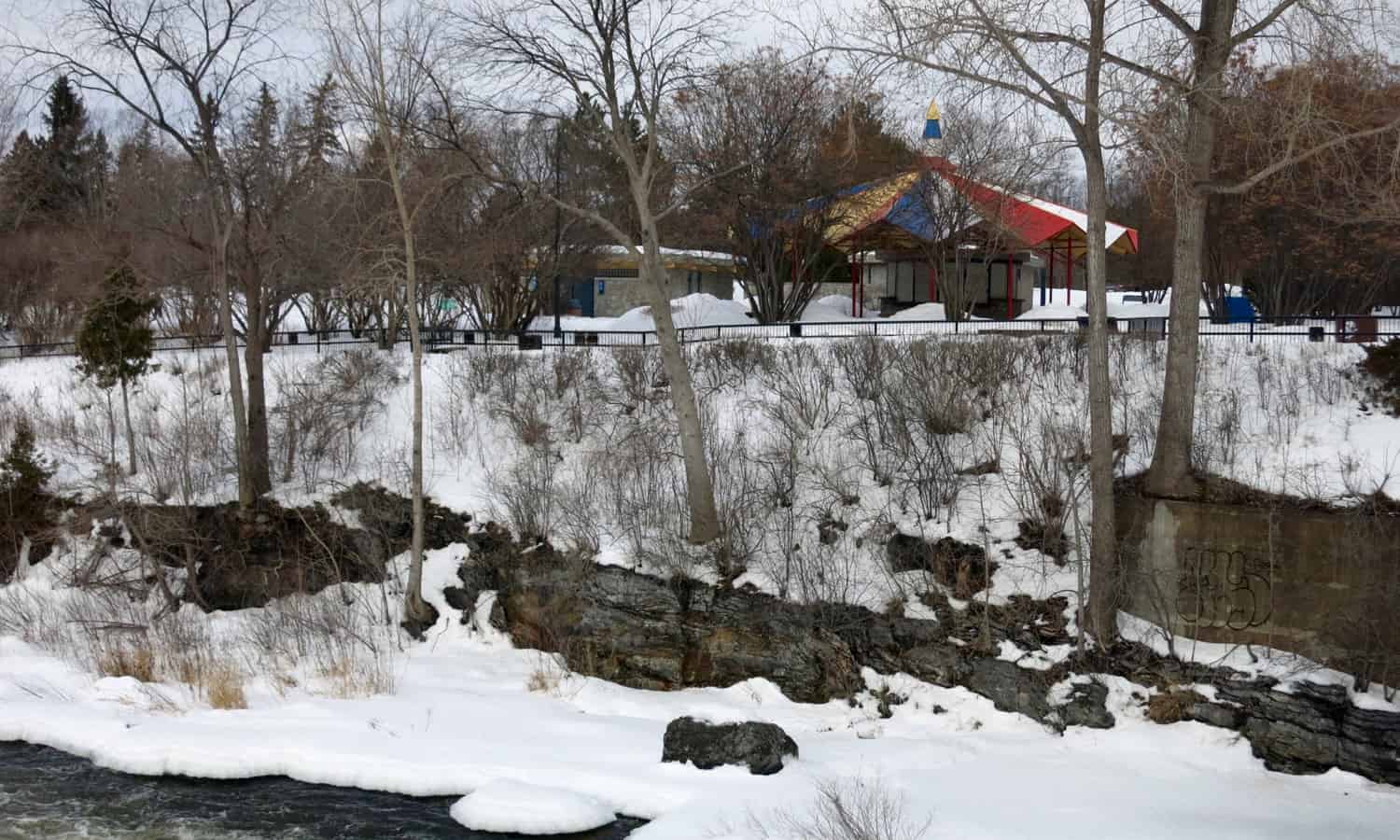 Pavilion in its context along a Rideau River ravine