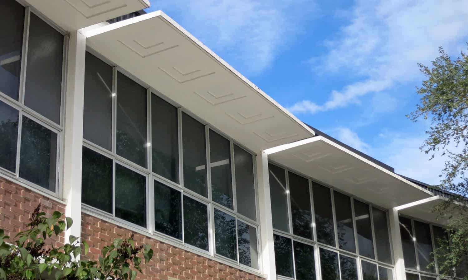 The repeated bays of the curved classroom wing with their brise-soleils with shallow coffers