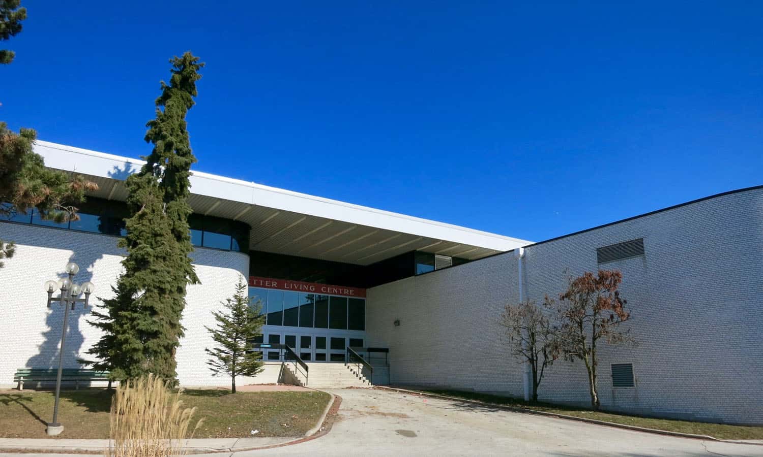 The relationship of the brick-clad volumes, the clerestorey windows, and the floating roof of the main hall